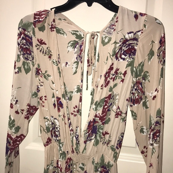 Floral romper with deep v neck - Picture 3 of 6